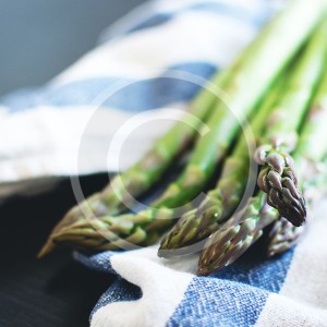 foodiesfeed.com_fresh-asparagus2